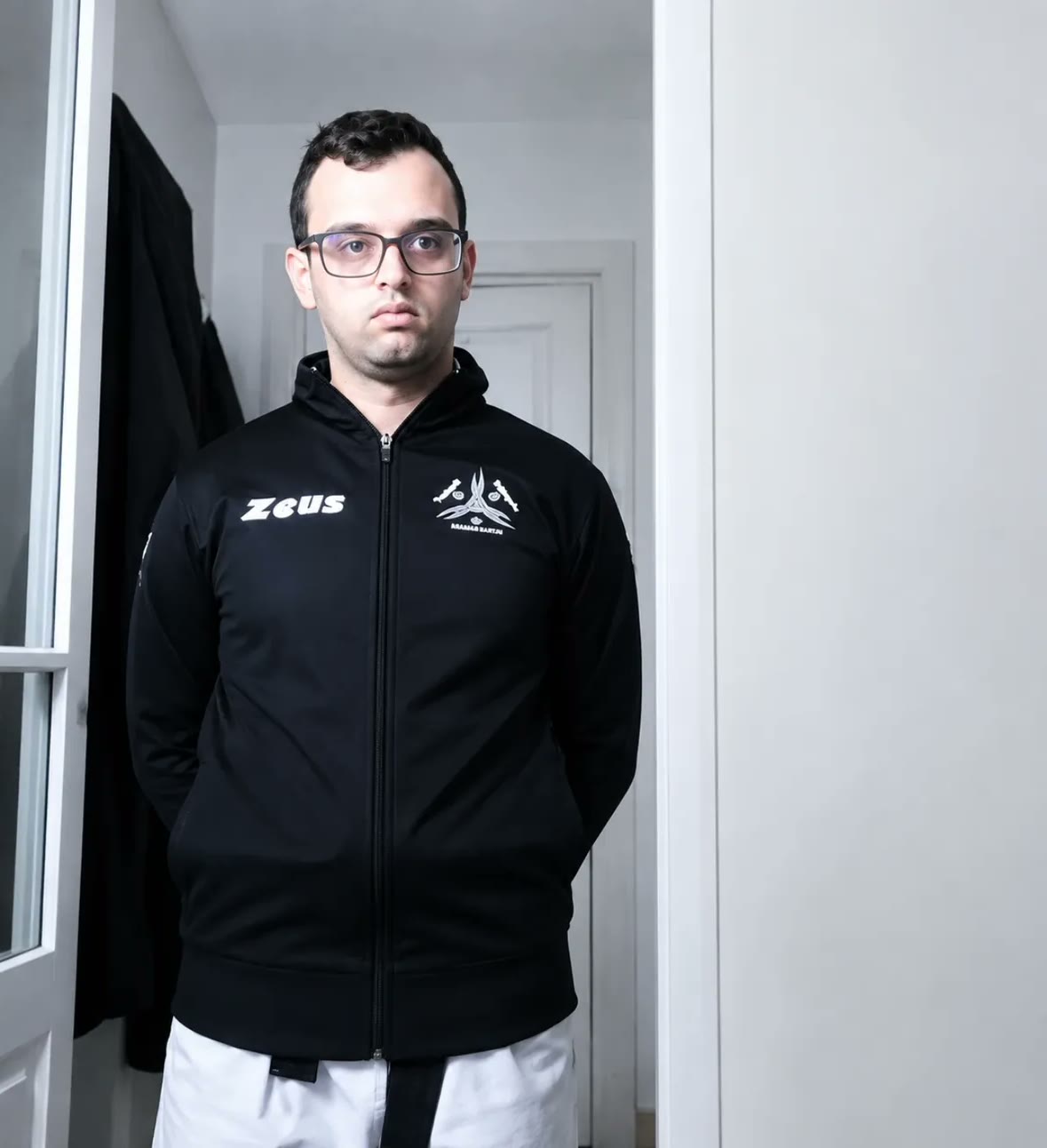 Frederico Ferreira de pé, com o casaco do clube e calças de dobok